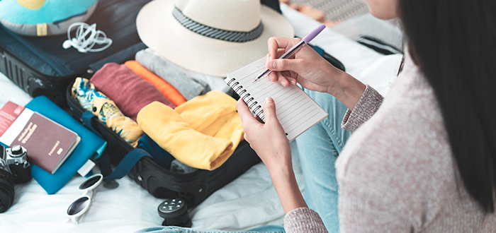 Lista-de-cosas-para-llevar-de-viaje-esencial-para-hacer-maleta